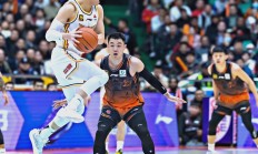 星空体育中国官网-篮球运动员上演惊艳表演，引发观众喝彩