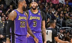 包含湖人惨败于掘金，戴维斯伤愈重返场地的词条