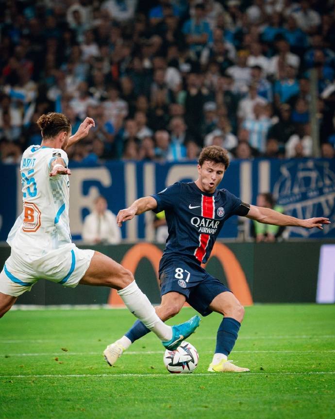 包含巴黎圣日耳曼客场战平马赛，法甲全胜战绩告终的词条