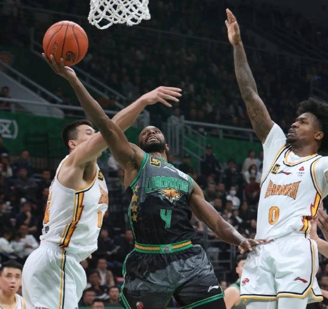 山西男篮轻松击败对手,取得胜利 山西男篮轻松击败对手,取得胜利