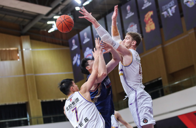 防守疲软导致连败，教练批评球员表现