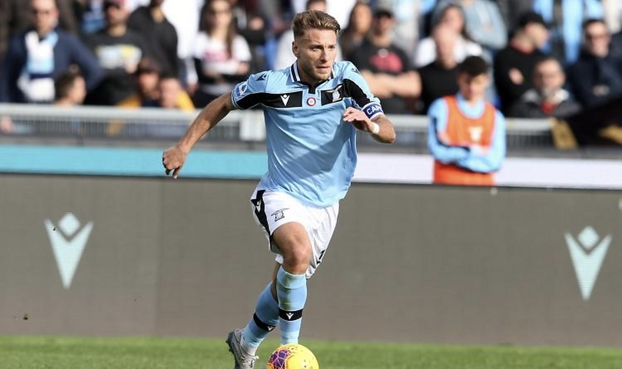 拉齐奥前锋意外受伤,让球迷揪心 拉齐奥前锋意外受伤,让球迷揪心