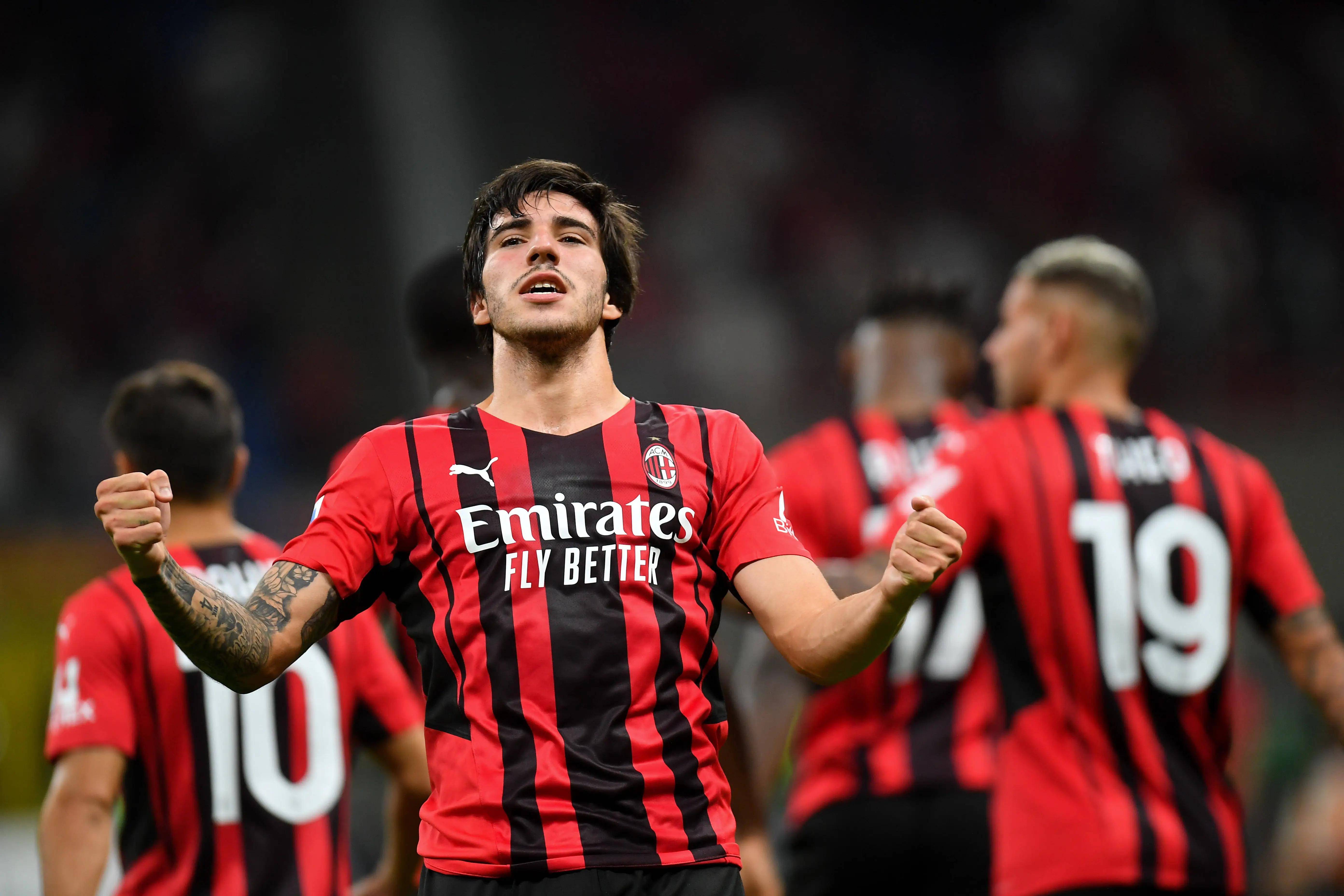 尤文官方宣布签下国际米兰前锋，引发球迷热议的简单介绍