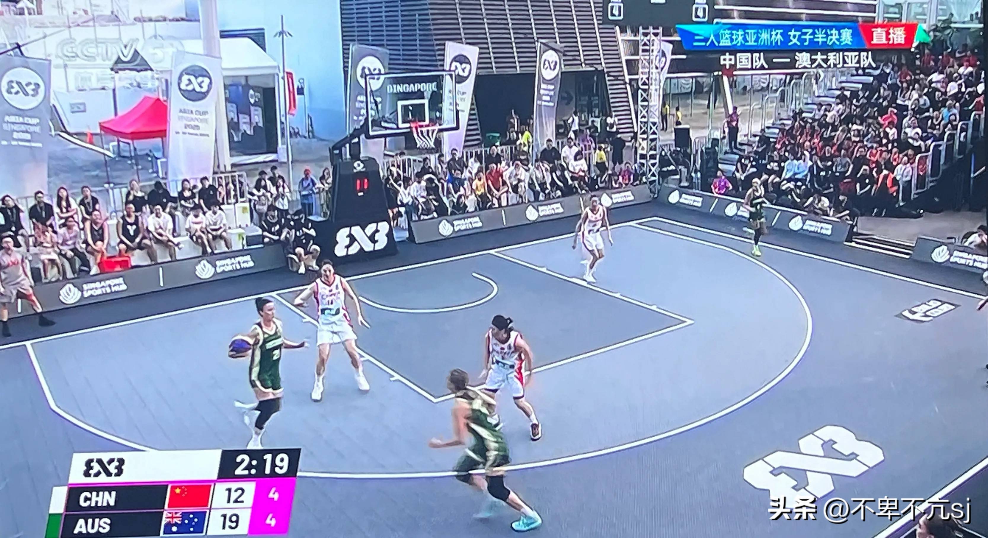 亚洲篮球比赛球场上一片火热