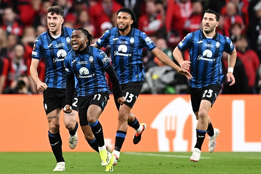 豪门球队比拼足球盛事冠军奖杯的简单介绍