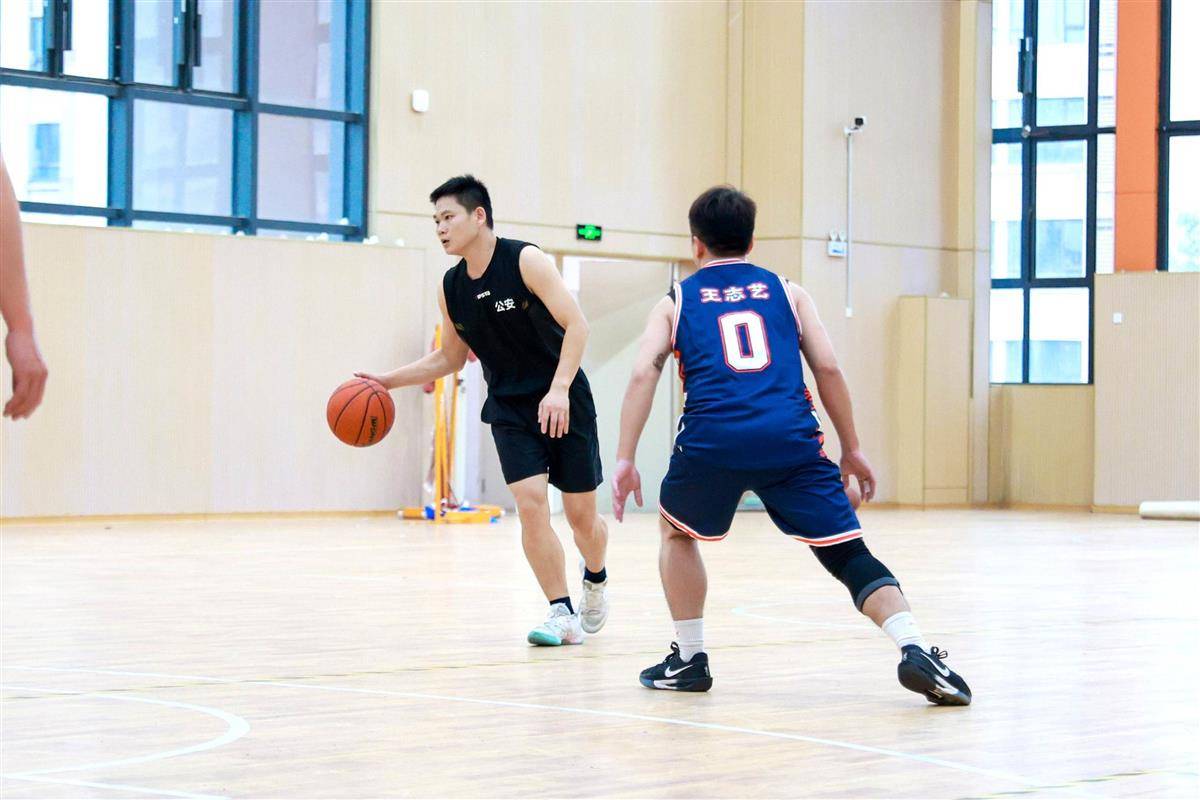 社区篮球友谊赛受到当地球迷关注 社区篮球友谊赛受到当地球迷关注