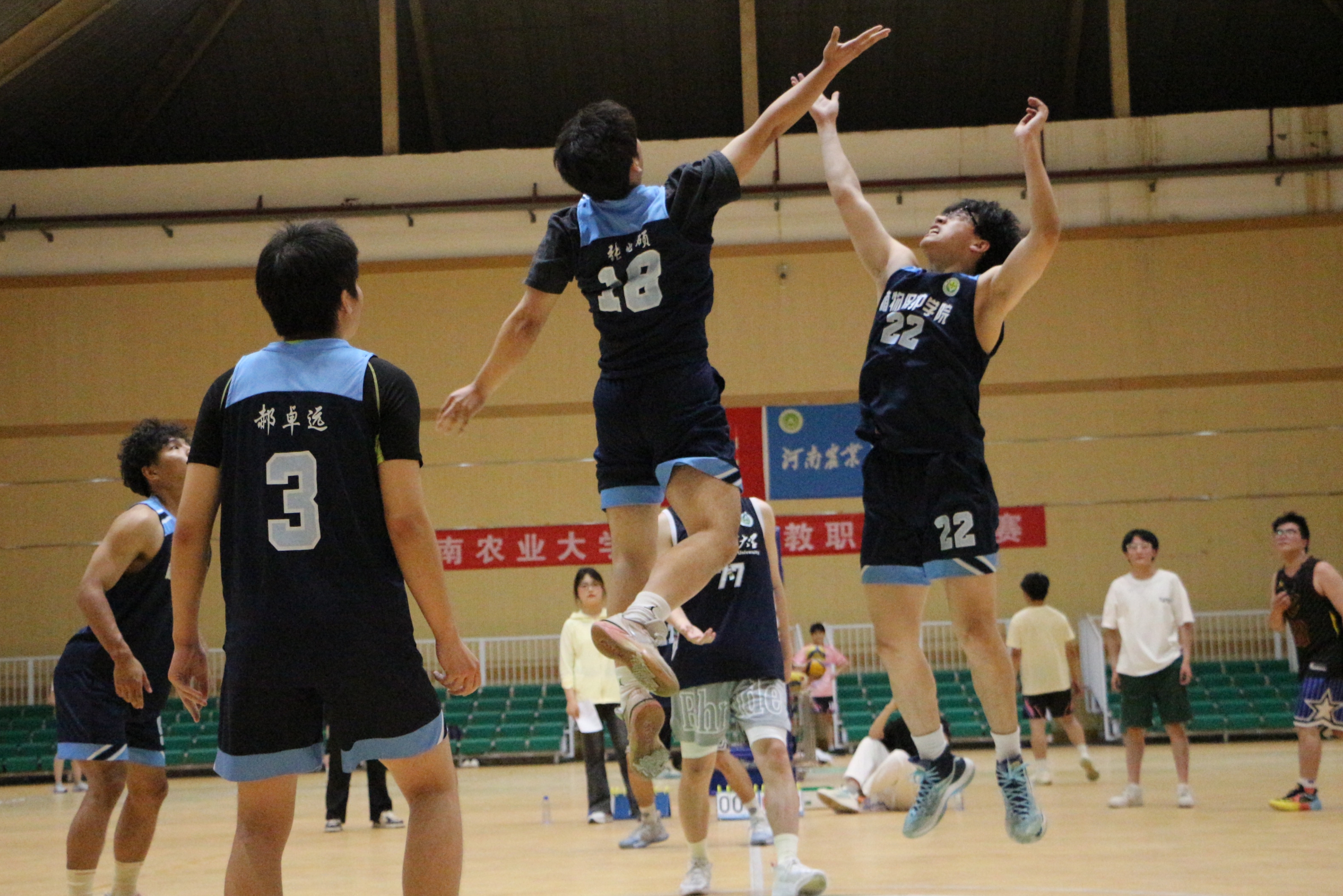 各地篮球俱乐部联谊赛场面火爆的简单介绍