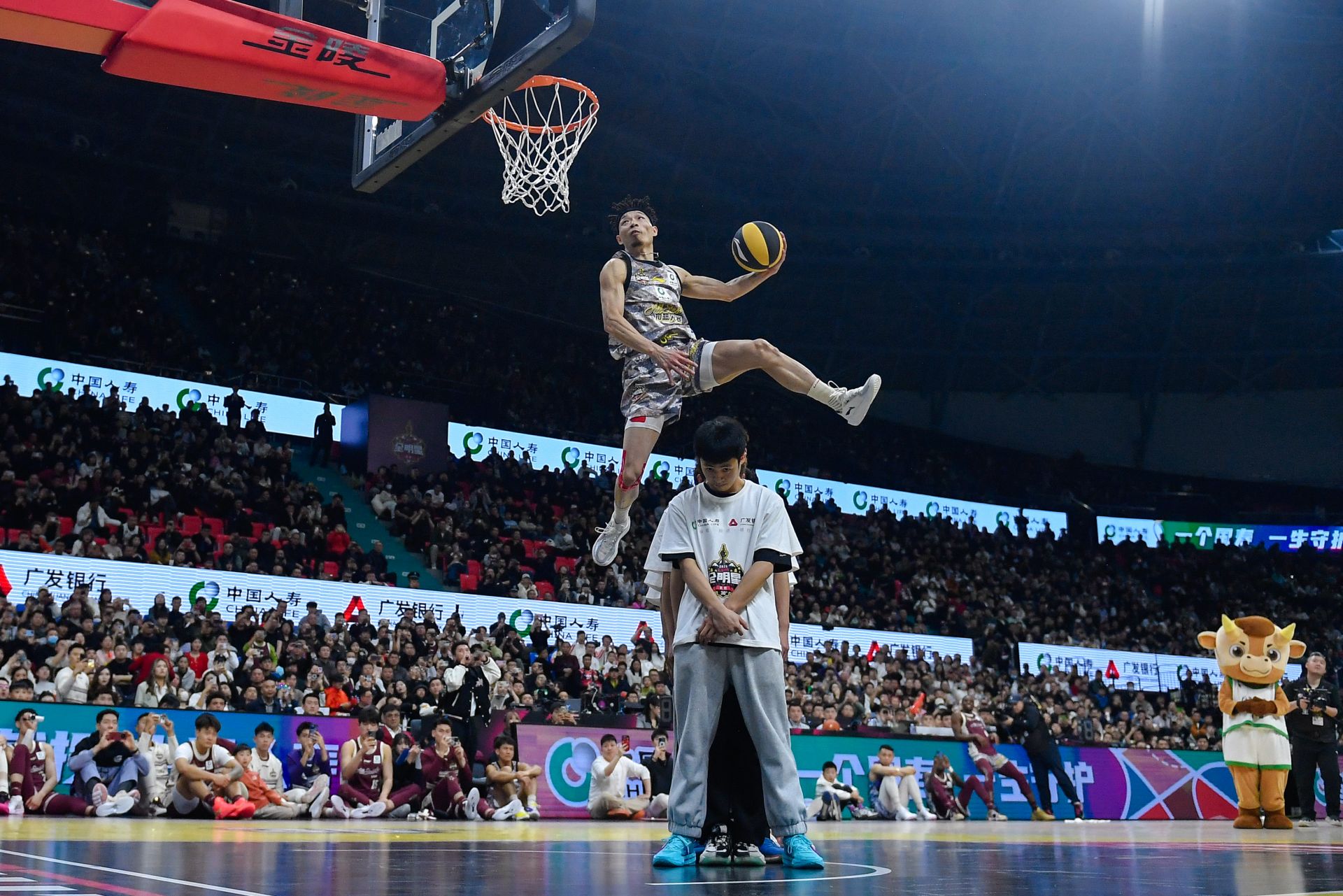 篮球运动员上演惊艳表演,引发观众喝彩 篮球运动员上演惊艳表演,引发观众喝彩