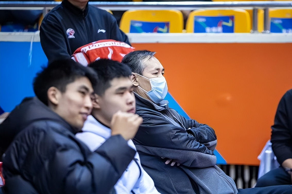 北京首钢队新赛季挑战难度大增，球员备战艰苦