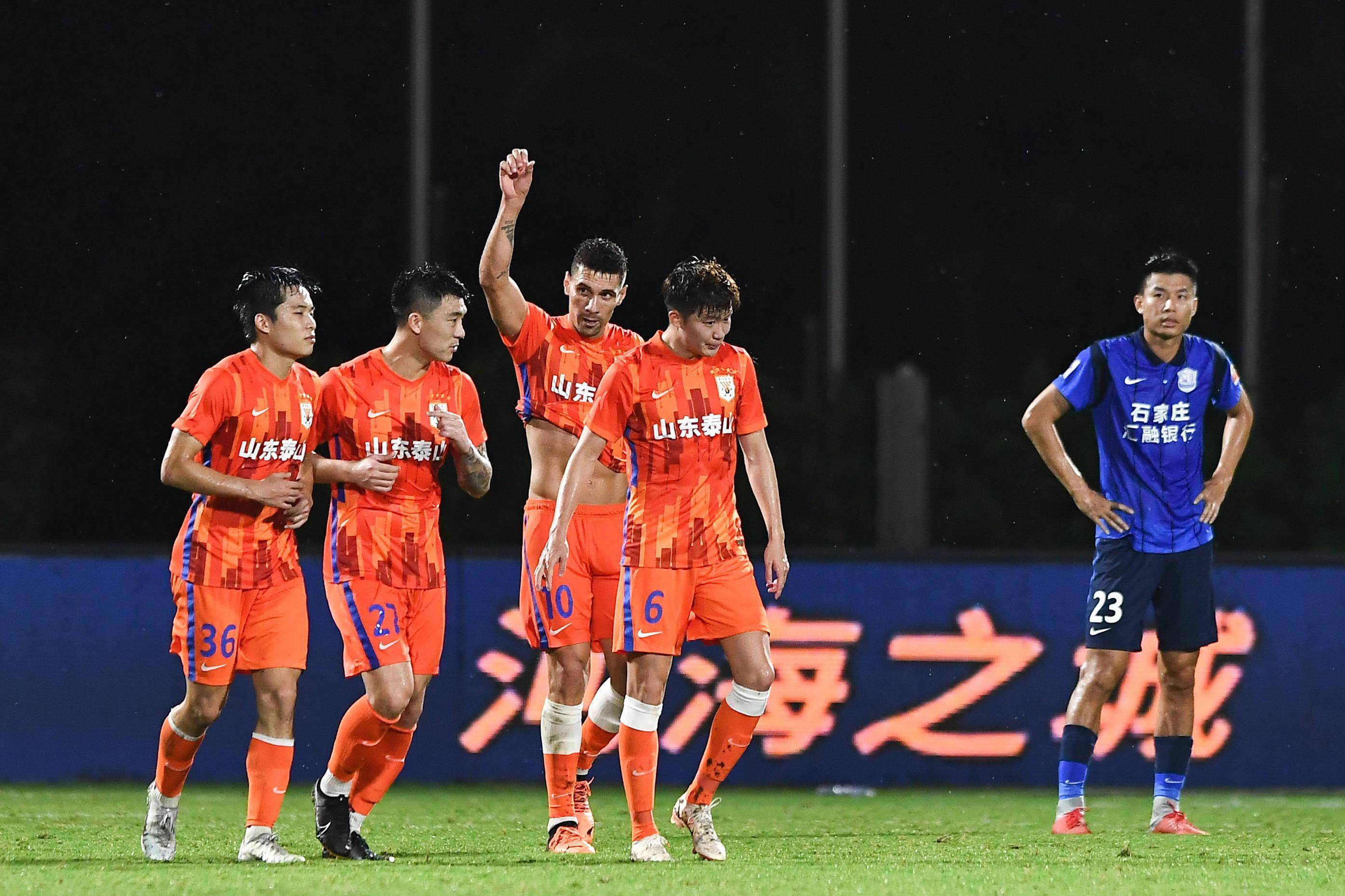 中超焦点战:山东鲁能对阵广州恒大,势均力敌 中超焦点战:山东鲁能对阵广州恒大,势均力敌