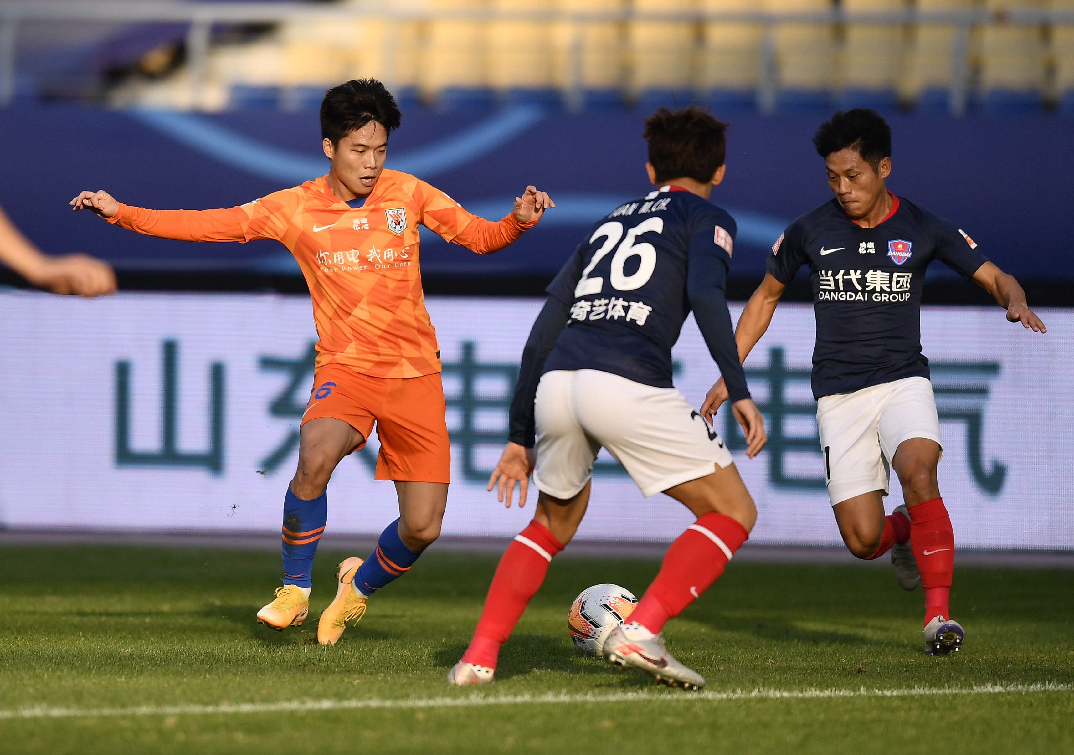 中超焦点战:山东鲁能对阵广州恒大,势均力敌 中超焦点战:山东鲁能对阵广州恒大,势均力敌