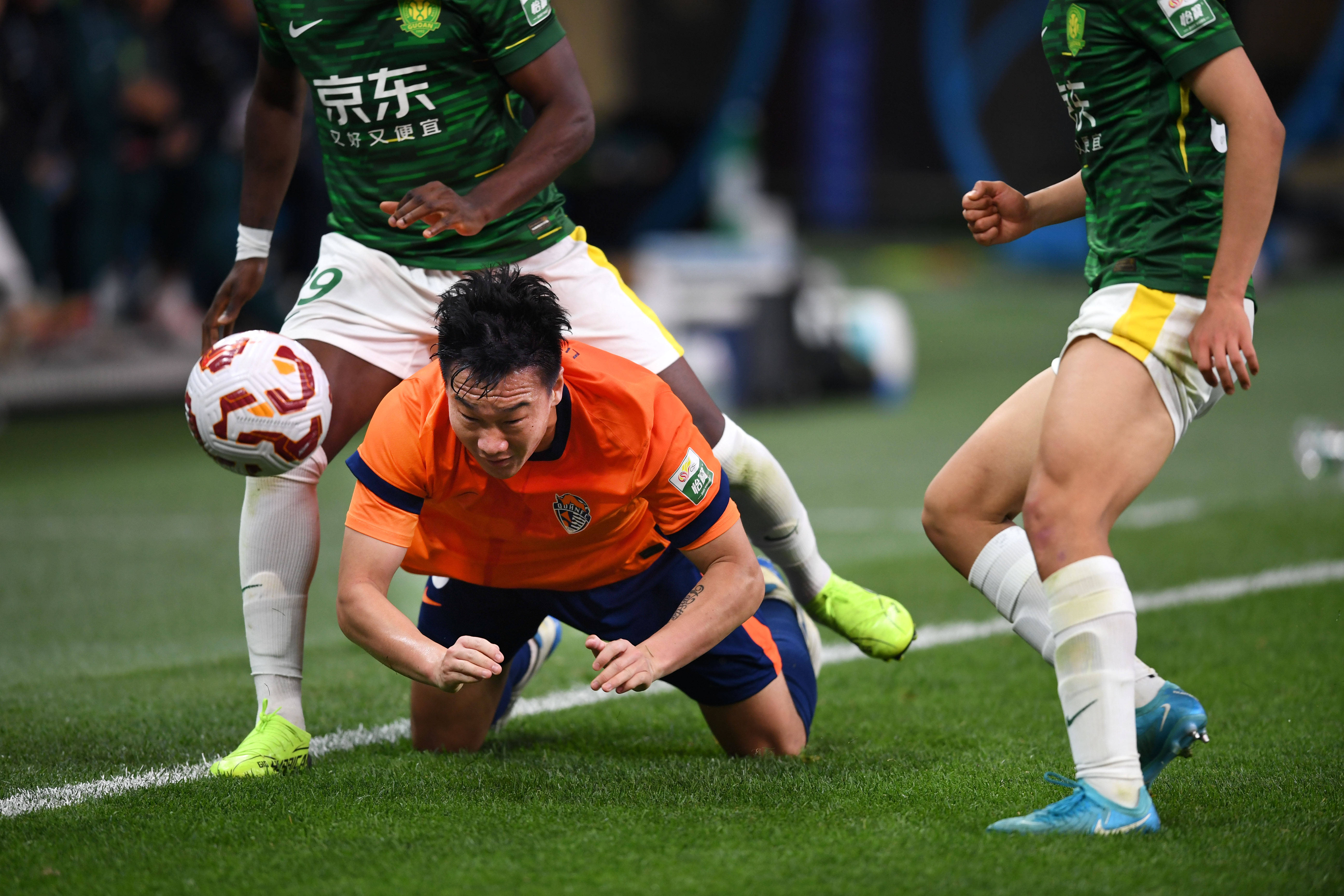 竞争激烈！国内足球联赛再掀战火，球员全力以赴的简单介绍